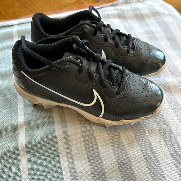 Boy’s Nike Baseball Cleats - Picture 1 of 4